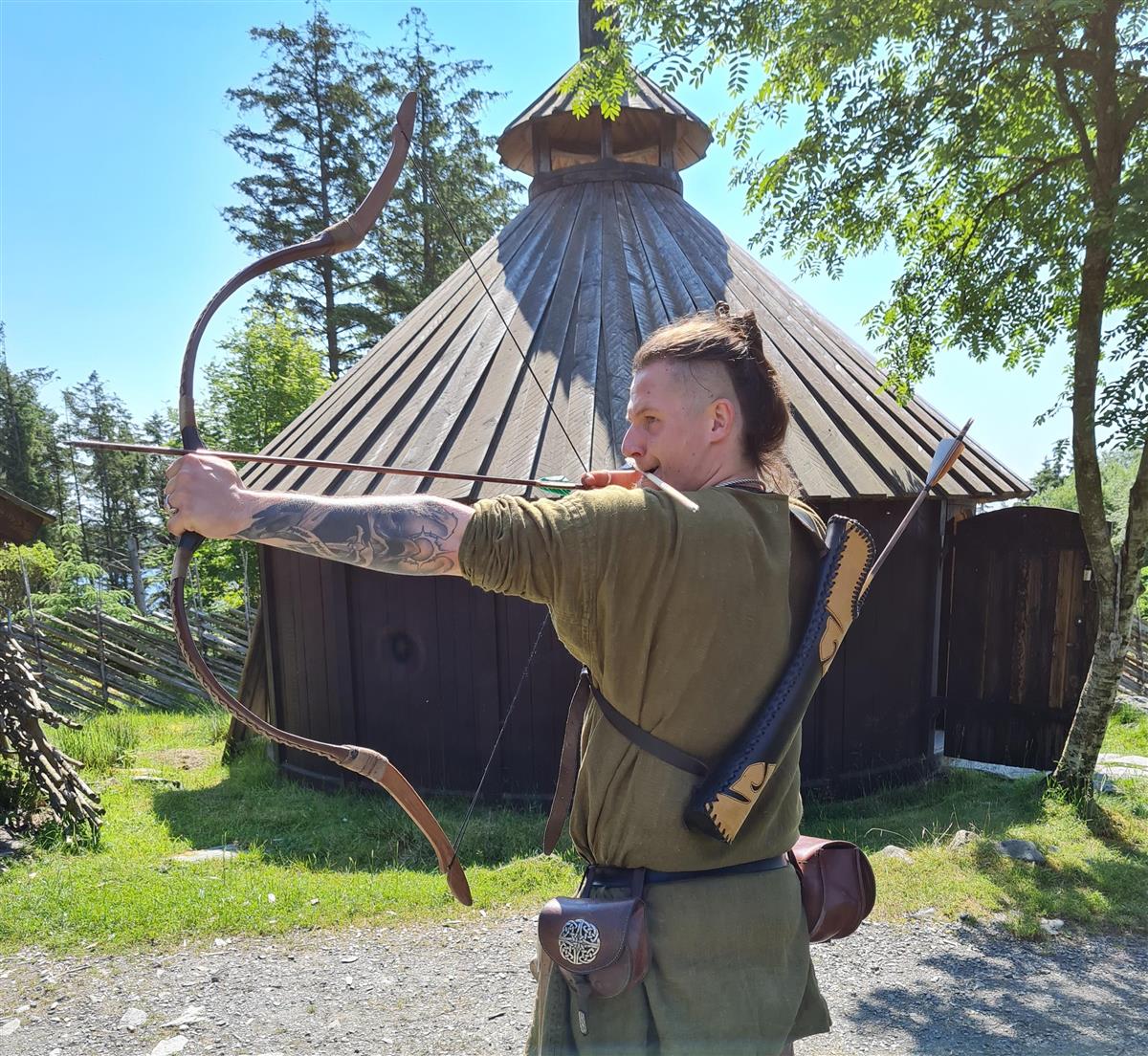 viking som skyter pil og bue på vikinggården - Klikk for stort bilde