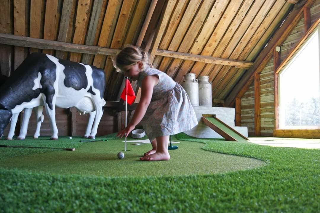 Jente spiller minigolf - Klikk for stort bilde