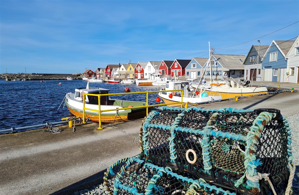 Teiner, båt og naust i Ferkingstad havn - Klikk for stort bilde