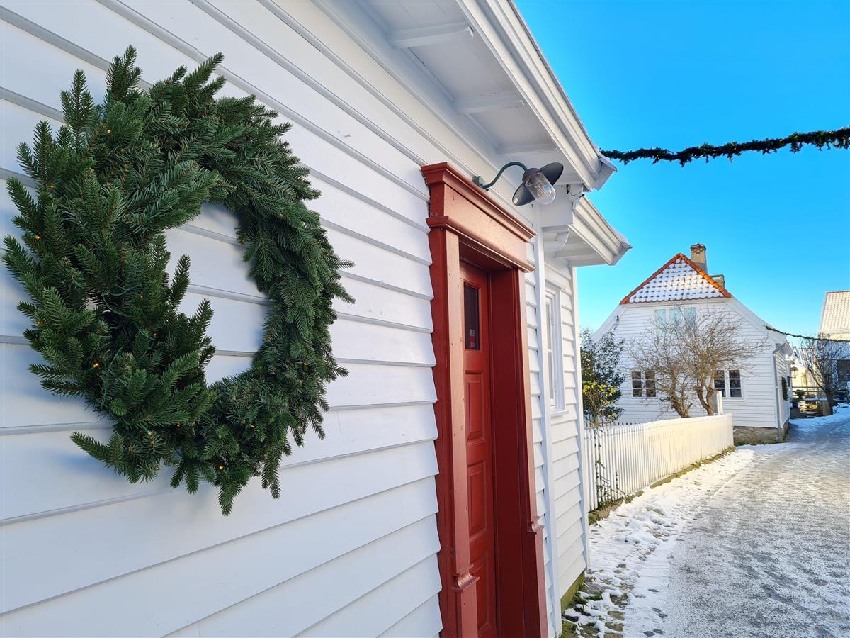 Julekrans og snø i gamle Skudeneshavn - Klikk for stort bilde