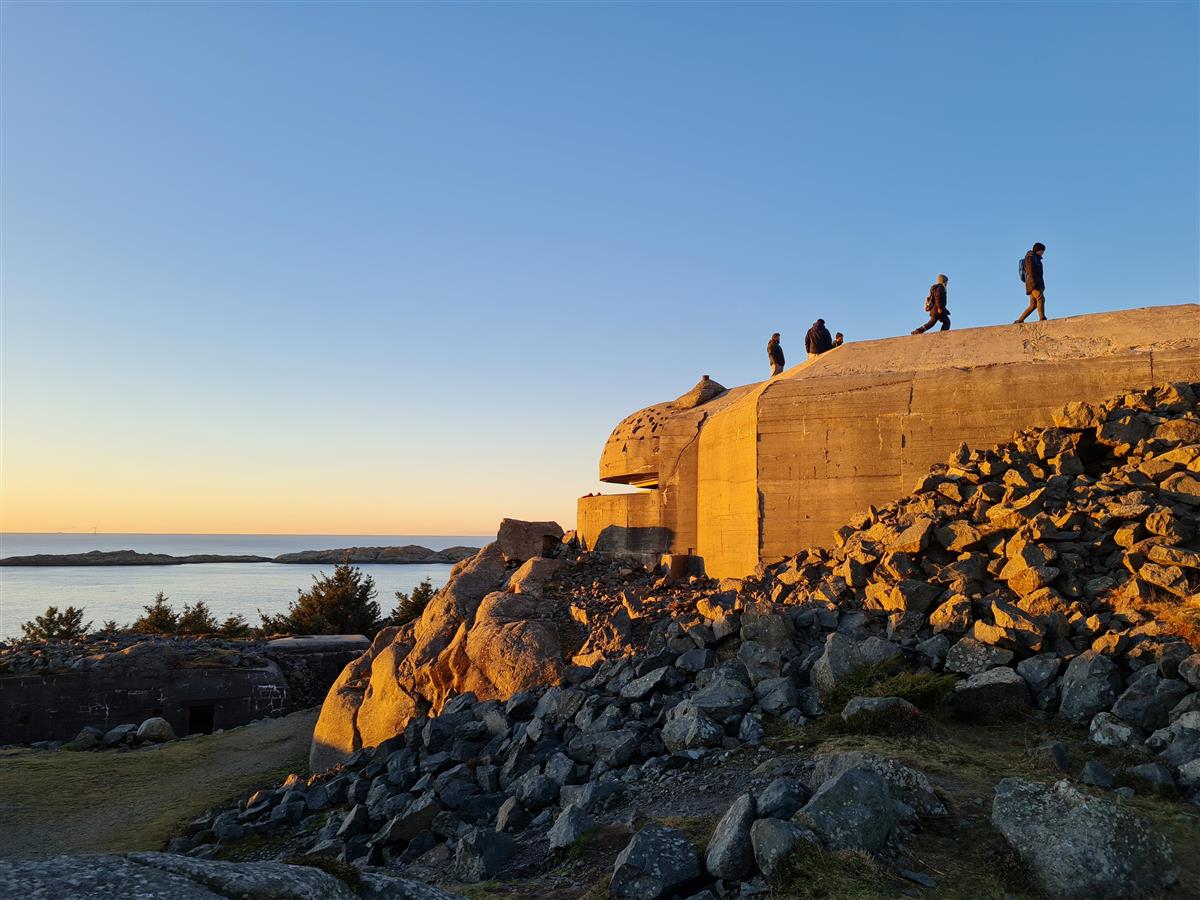 Mennesker på taket på Syreneset forts kommandobunker - Klikk for stort bilde