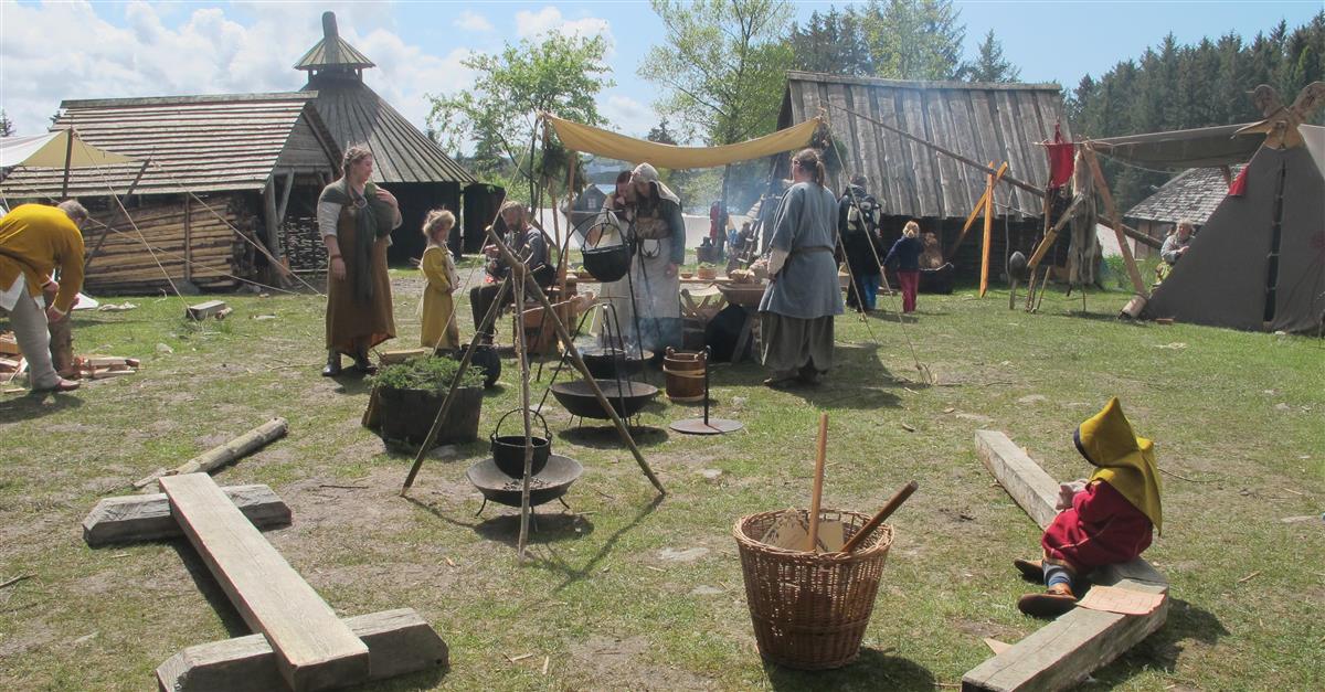 Vikinger rundt leirstedet under Vikingfestivalen på Avaldsnes - Klikk for stort bilde