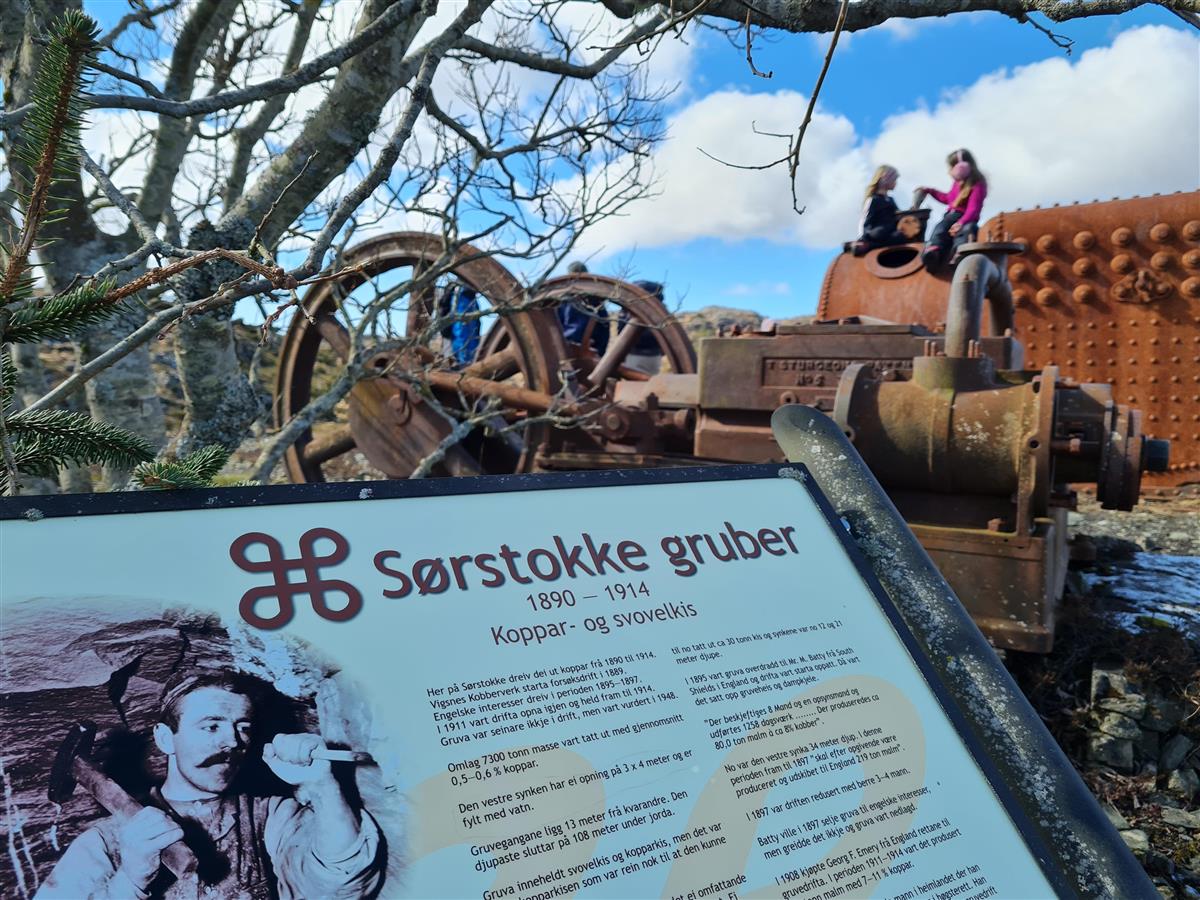Skilt om Sørstokke gruver og barn som leker på rester etter kobberdriften - Klikk for stort bilde